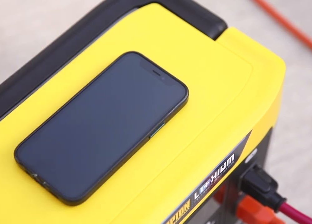 Champion 579-Wh Lithium-ion Portable Power Station/Solar Generator for Camping
